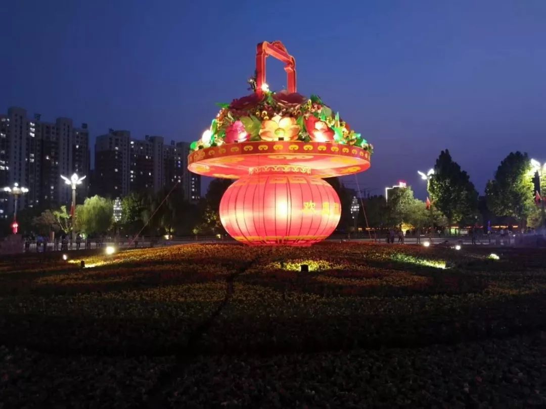 齐河大街小巷飘扬最美"中国红" 喜迎国庆氛围浓