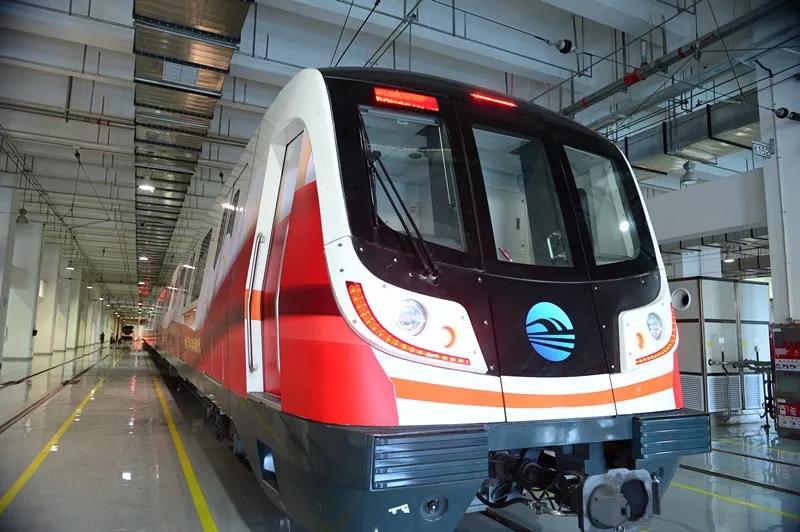 惊艳全城兰州地铁列车中国红亮相