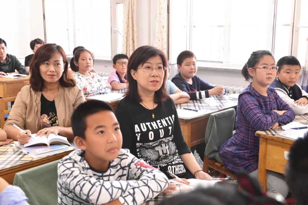 李老師評價點撥及時,語言幽默生動;學生樂於研討,思維活躍,呈現了很好