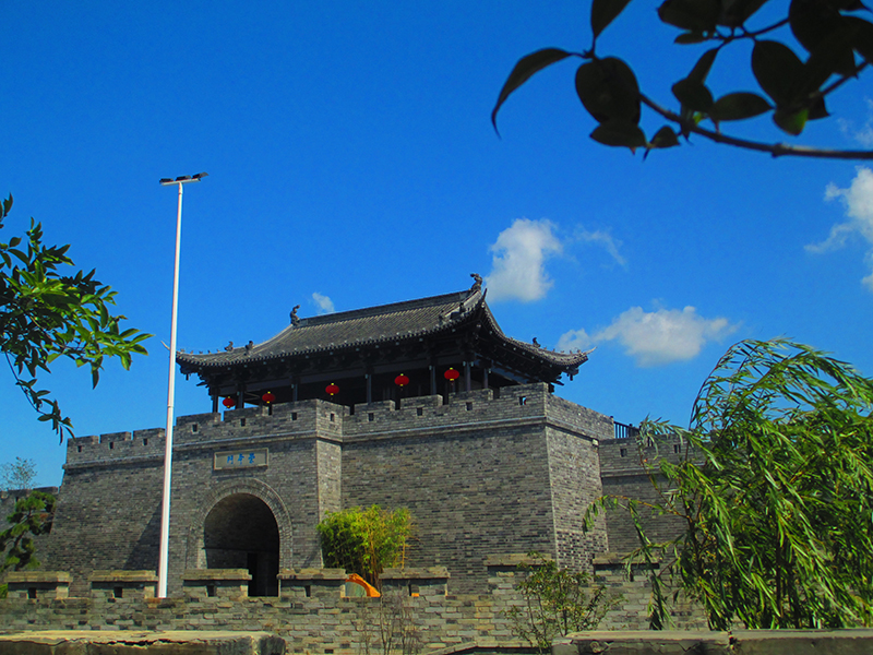 古城楼"崇本门"装扮靓丽喜迎国庆