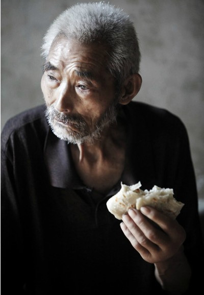 实拍直击空巢老人的心酸生活是否让你想起家中留守的父母