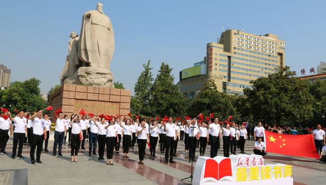 万人超燃最美读书声快闪,献给我们的祖国!_广场