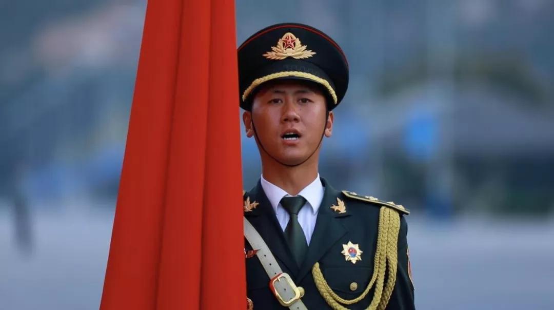 国庆当天,他们将率先走过天安门!_擎旗手