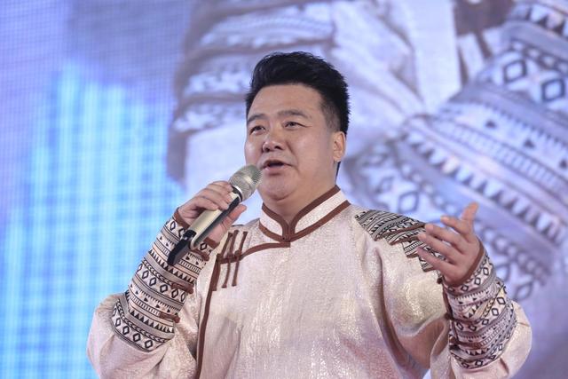 孟和乌力吉献唱歌曲《呼伦贝尔大草原》爱徒李浩鹏献唱歌曲《欢聚一堂