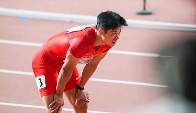 在半决赛的第一小组比赛中,苏炳添尽管前程依然有明显的的优势,但由于