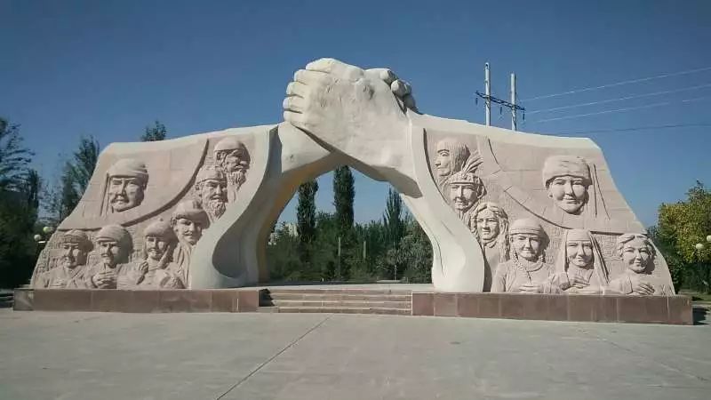 01博尔塔拉纪念园西部文化广场为2003年的州级爱国主义教育基地.
