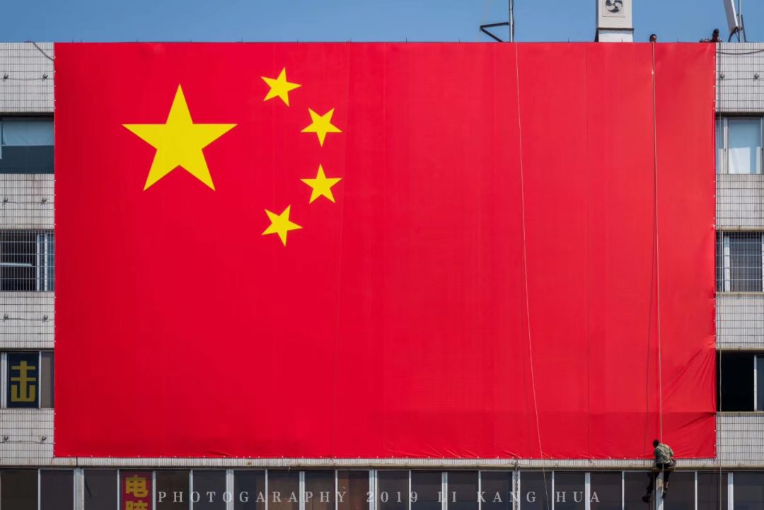 最美不过这抹中国红五星红旗挂满茂名街头