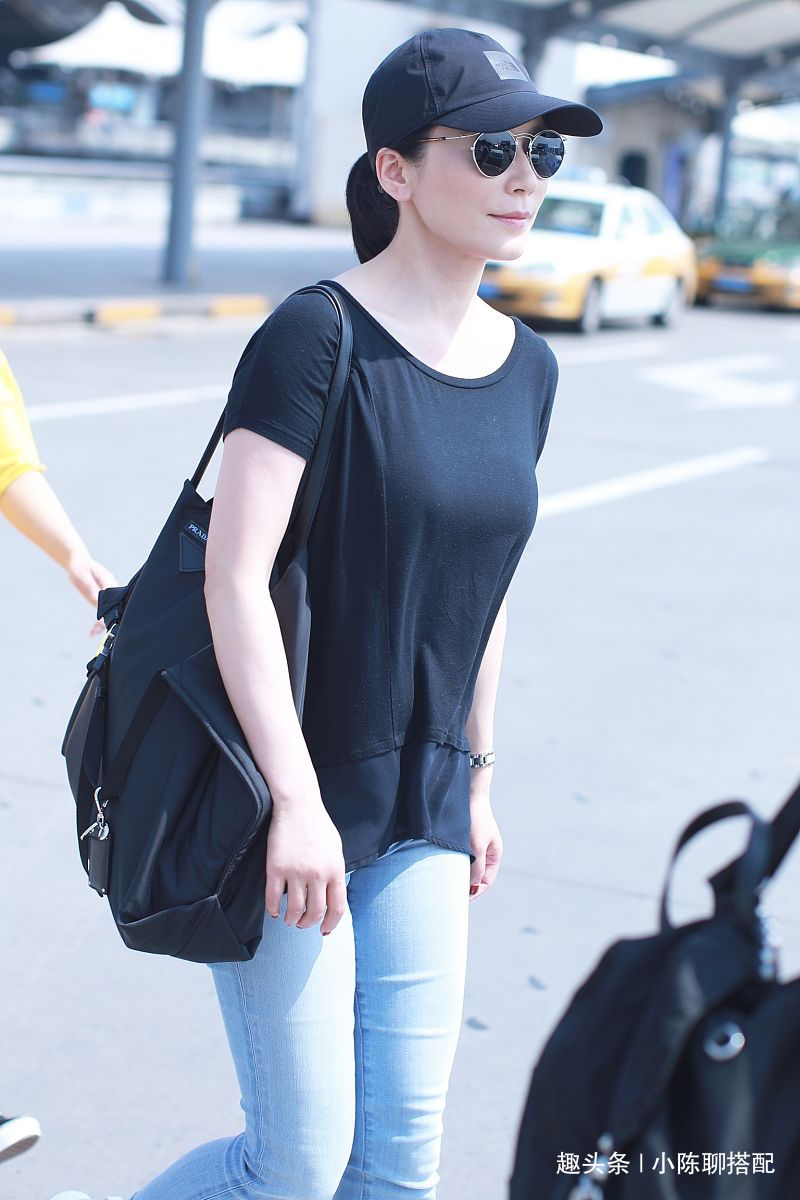 俞飞鸿现身机场真低调,棒球帽造型减龄又休闲,无惧生图美如30岁