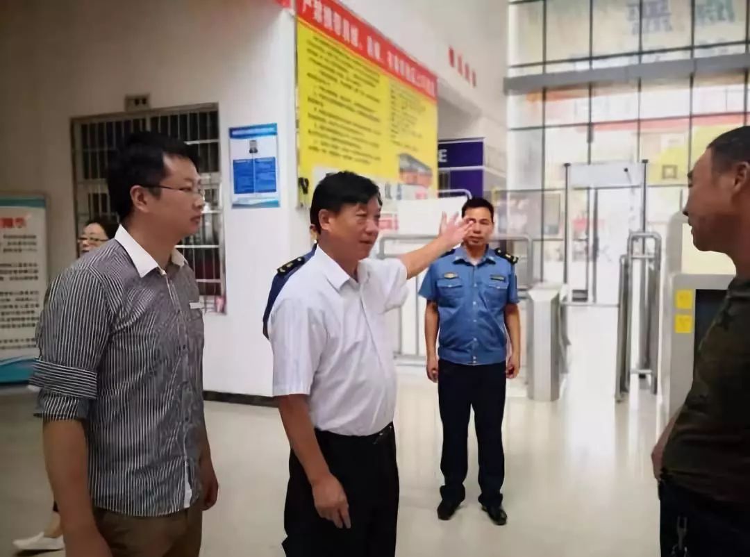 向美华督导检查汽车站安全生产工作