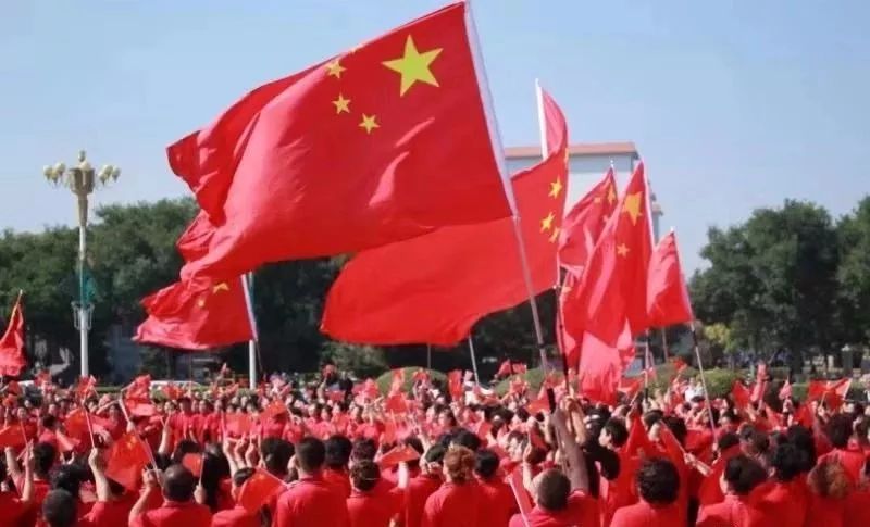 山西街头拍到的一幕,太震撼了!_五星红旗