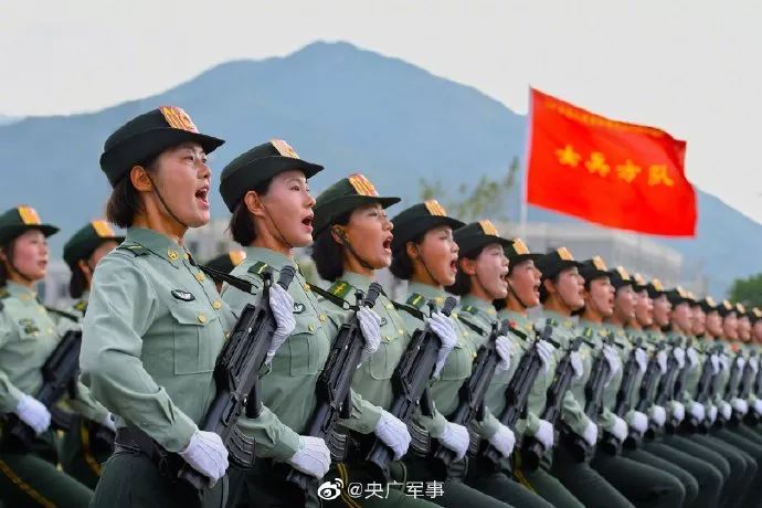 首次由女將軍領隊徒步受閱以掛槍形式,混編5種顏色軍服受閱閱兵訓練場