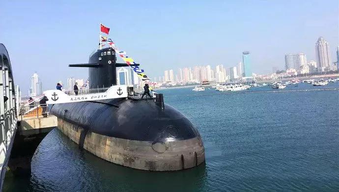 中央军委发布命令,将中国自行设计制造的第一艘核潜艇命名为"长征一号