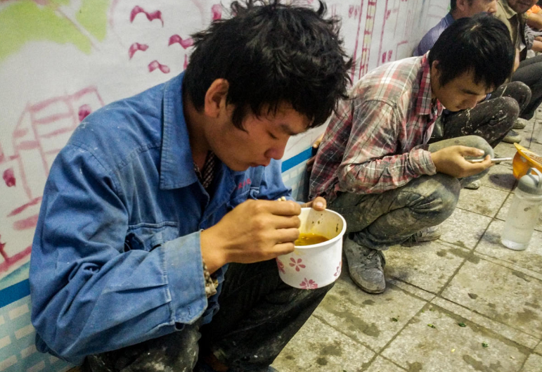 镜头下:农民工们的一日三餐,有时为了省钱几个馒头就是一顿饭