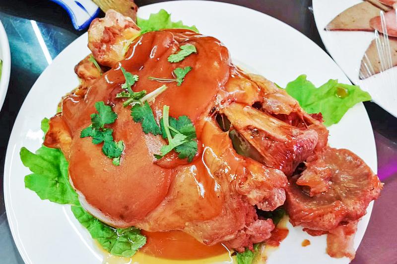 不过在南方就不同了,油腻的猪头肉看着很嫌弃,多数人想不通为啥北方人