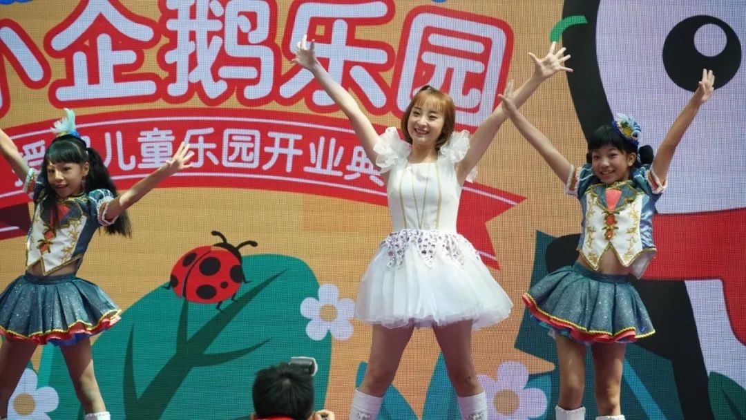 嘉佳卡通的主持人桃子姐姐,也带领着嘉佳艺术团super six组合的成员