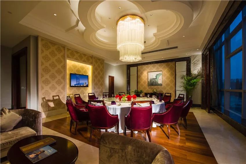 海利开元名都大酒店四季轩中餐厅格调淡雅,彰显浓郁的江南风情;国风堂