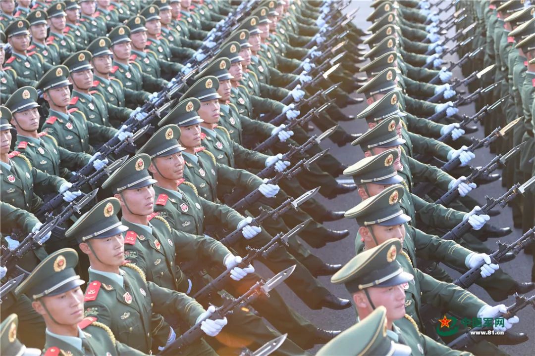 如群山列队,似万马奔腾:武警部队方队来了