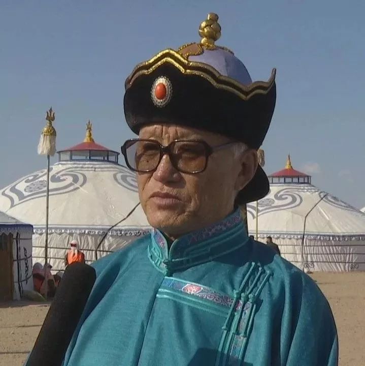 阿右旗民歌协会副会长辉特·宝音敖其尔在每年国际巴丹吉林沙漠文化