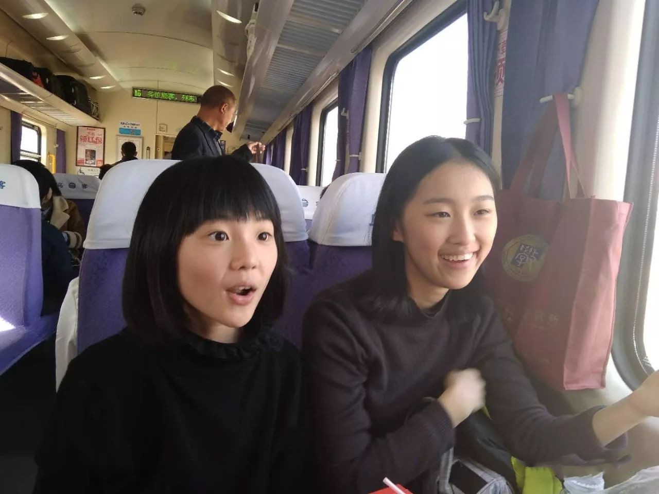 (选稿诗人:左一姜二嫚;右一姜馨贺)