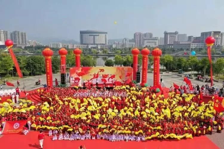 大型柔力球秧鼓体艺展演在东阳节庆广场举行