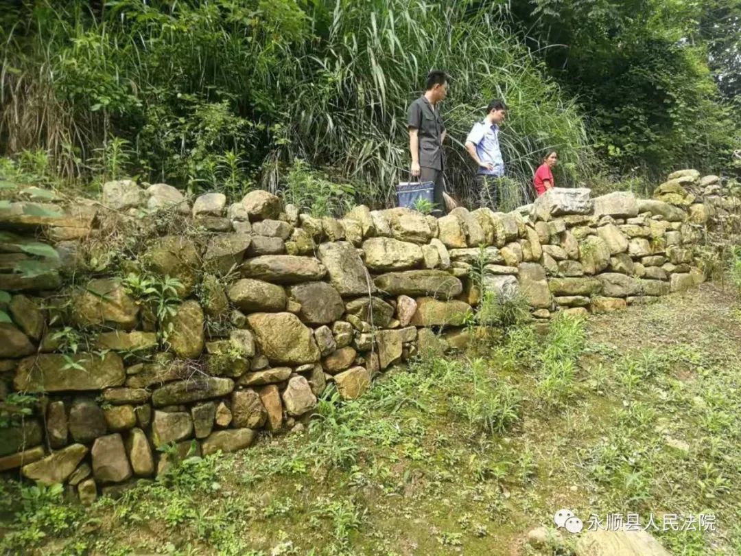 强制执行现场 用石头垒砌的堡坎需要被拆除