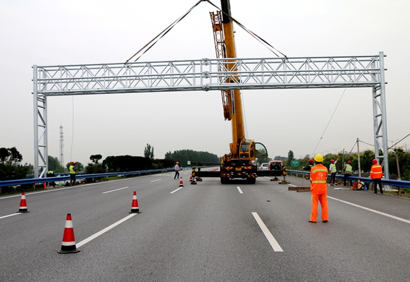 河南高速实业公司豫北养护中心etc龙门架安装工程全面完成