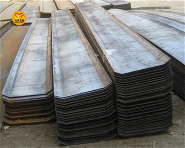 地下室底板后浇带的止水钢板凹槽向上还是向下