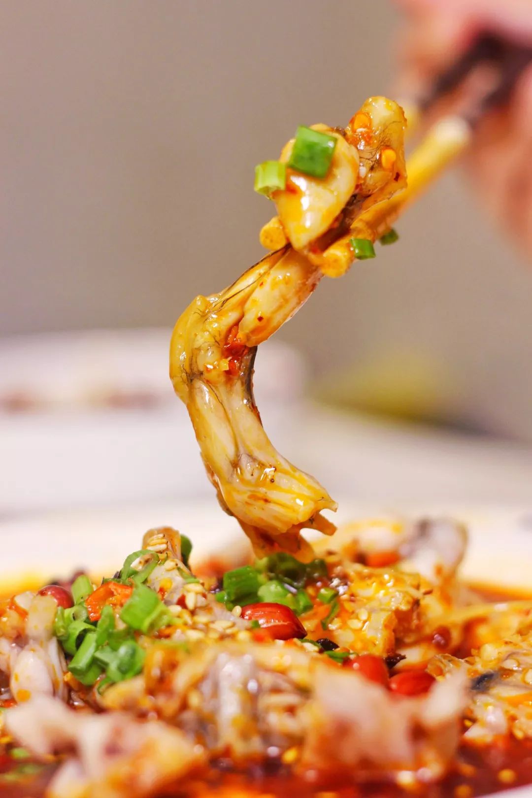 开平某商场惊现比脸盆还要大的牛蛙足足有15款口味