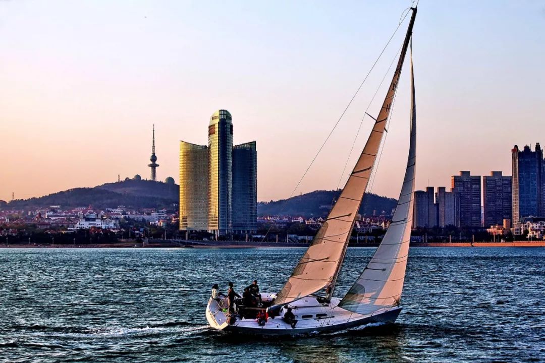 海怡帆船酒店助力"横渡三湾五湾"迎国庆!_青岛