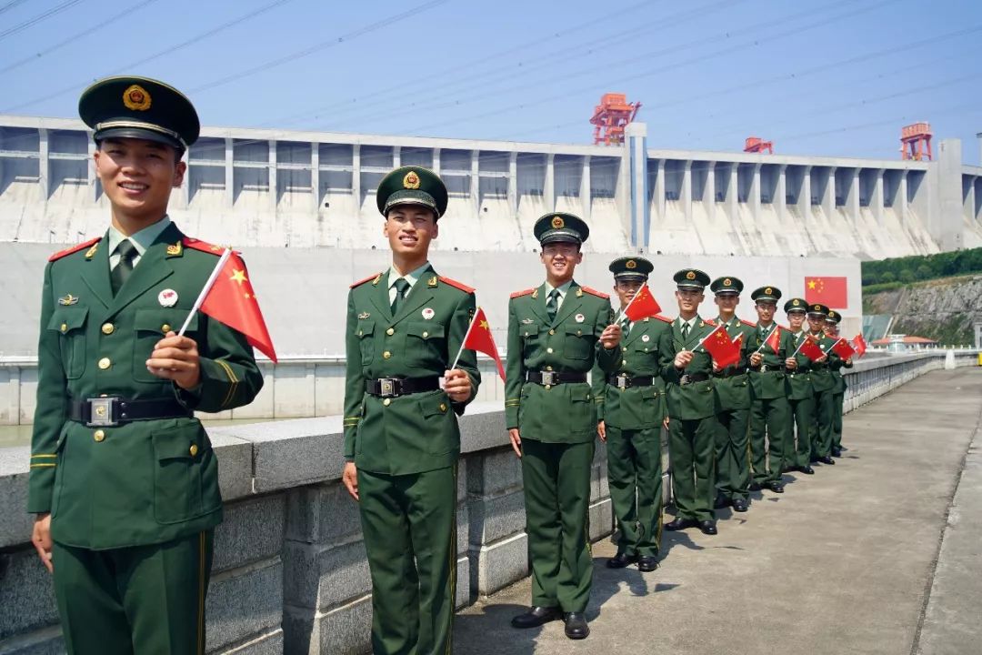 三峡大坝武警为祖国庆生