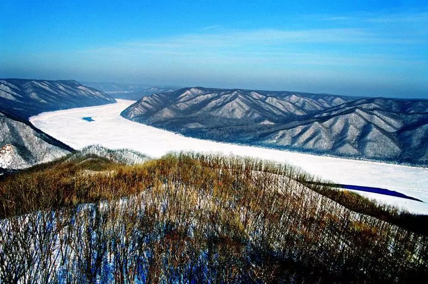 松花江,小兴安岭"两江一岭"围成的"金三角"区域,与俄罗斯犹太自治州隔