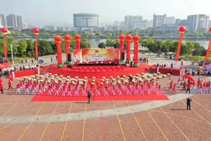 大型柔力球秧鼓体艺展演在东阳节庆广场举行