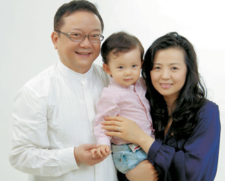 不过郑艳东也为王刚生了一个胖儿子,刚好儿子出身时也是王刚在美国的