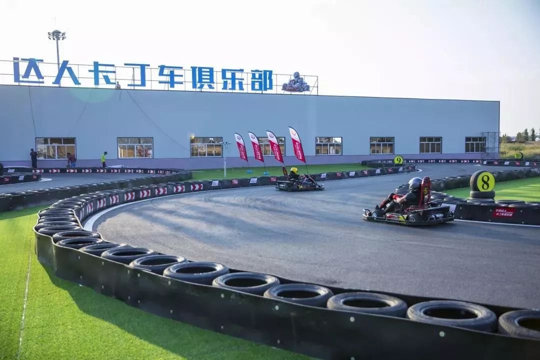 除成人卡丁车赛道外,达人村卡丁车俱乐部还推出儿童赛车体验,亲子游玩