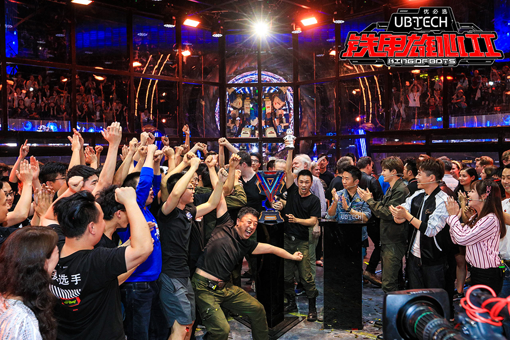 《铁甲雄心》第二季热血收官 黄健翔战队勇夺总冠军