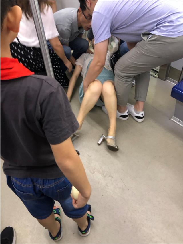 重庆地铁内一女子突然晕倒路人紧急救助脱险