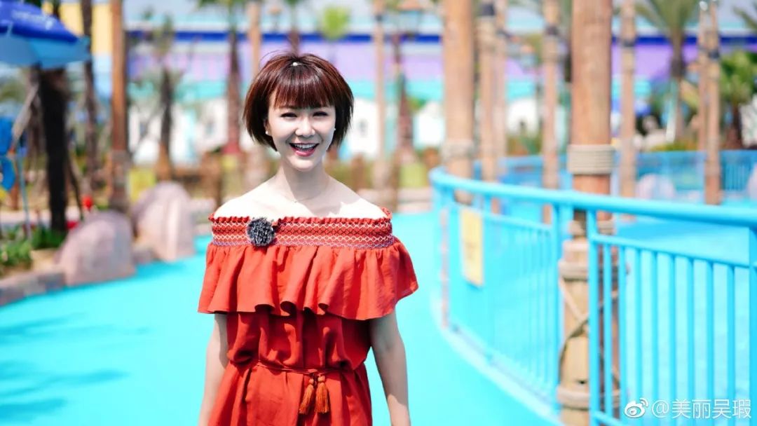 电影策划人,演员,歌手多个领域吴瑕以主持人出道与