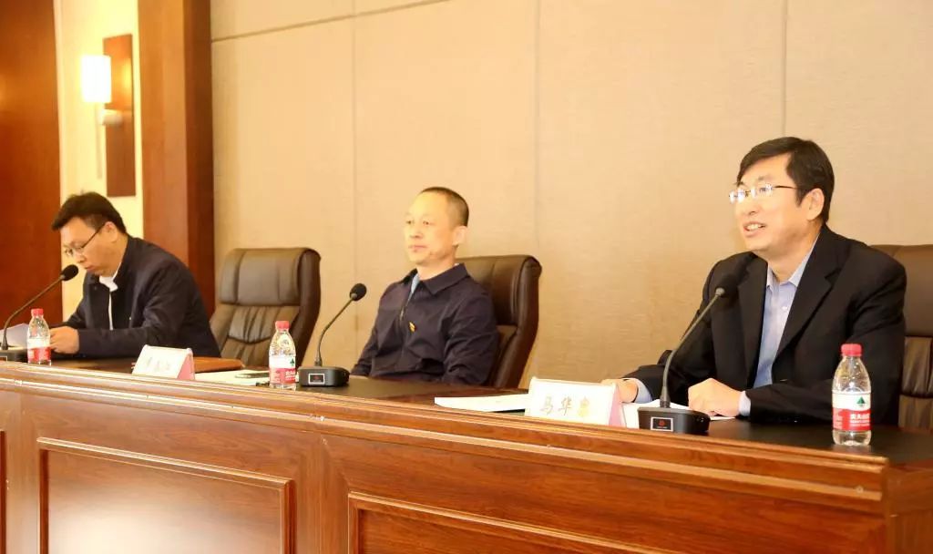 会上,马华泉传达了《关于公布佳木斯大学教学督导员人选的通知》(佳