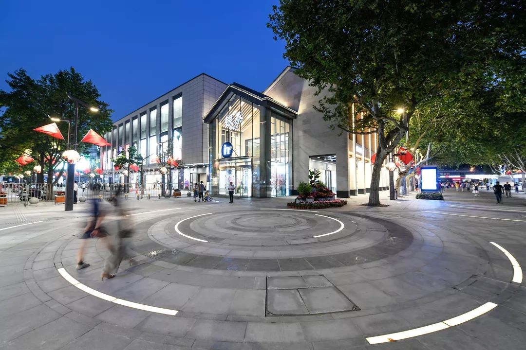 d和e共5个区组成,总建筑面积约24万平方米,主要坐落在东坡路沿线两侧