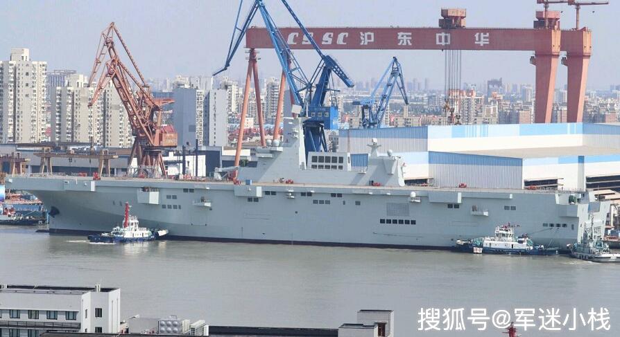 近4万吨的075型两栖攻击舰下水怪不得当初看不上西北风级