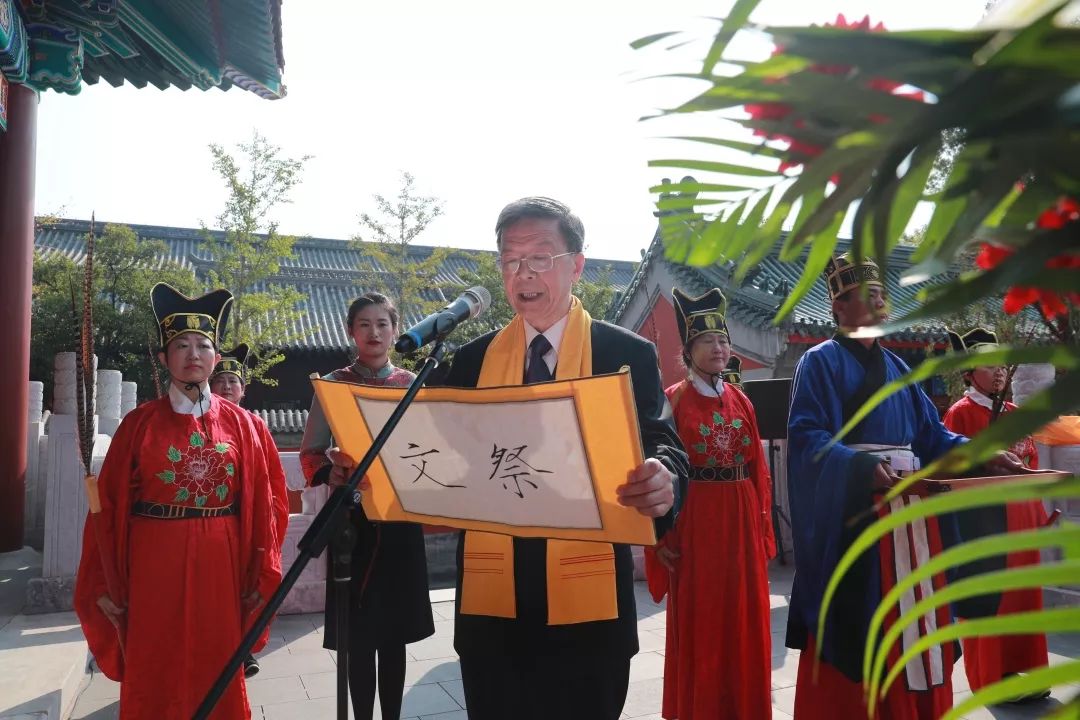 祭孔典礼是华夏民族为了尊崇与怀念至圣先师孔子而举行的祀典,两千多