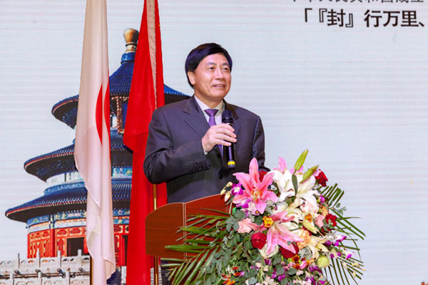 揭幕仪式上中国和平发展基金会秘书长徐建国发表致辞表示:两位艺术