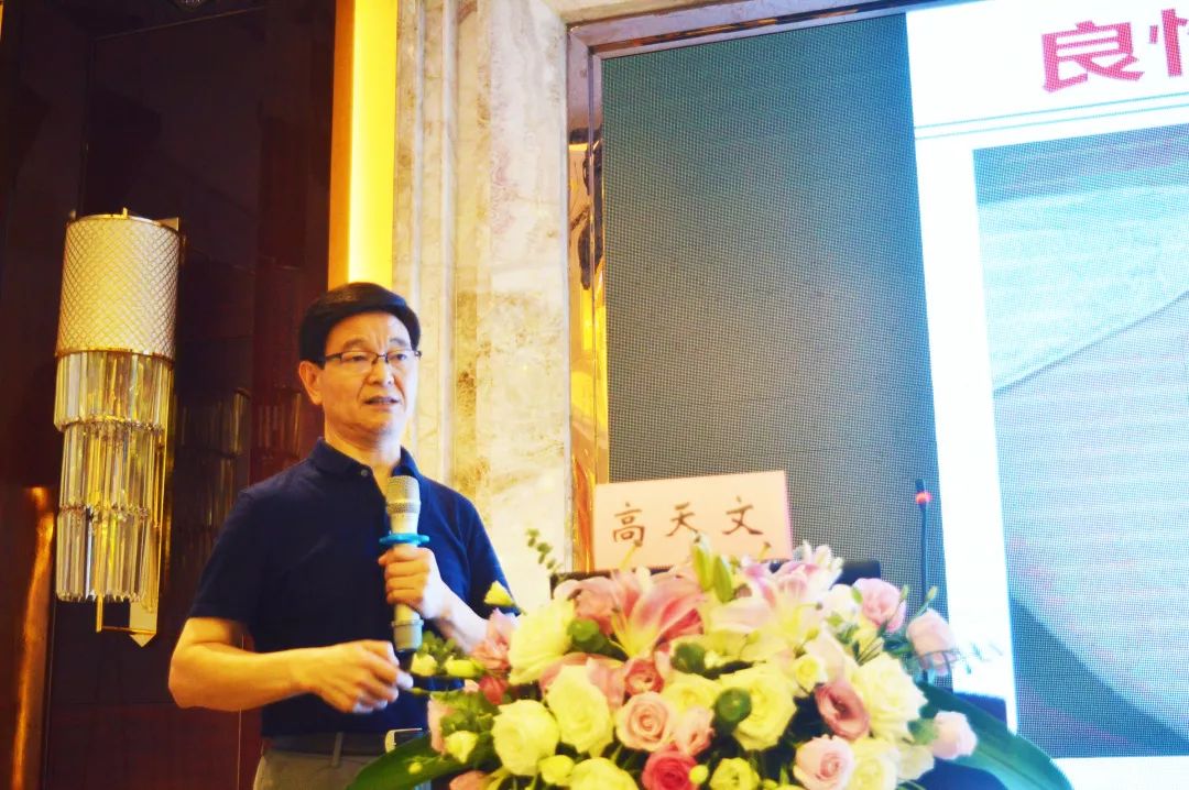 黑素瘤的临床鉴别诊断高天文教授对大会林主委表示感谢,对广西皮肤科