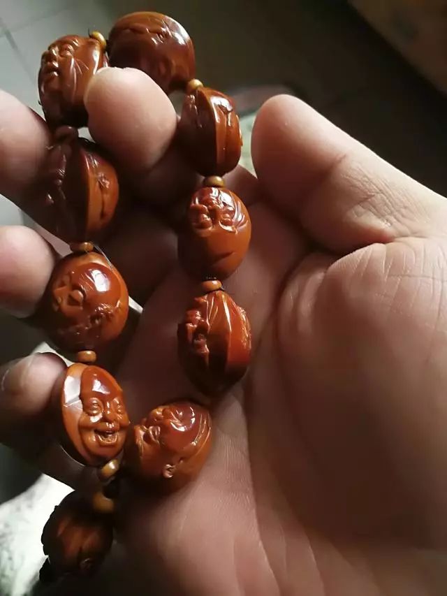 看看盘玩了一千年的橄榄核,才知道深棕色的包浆那么美!