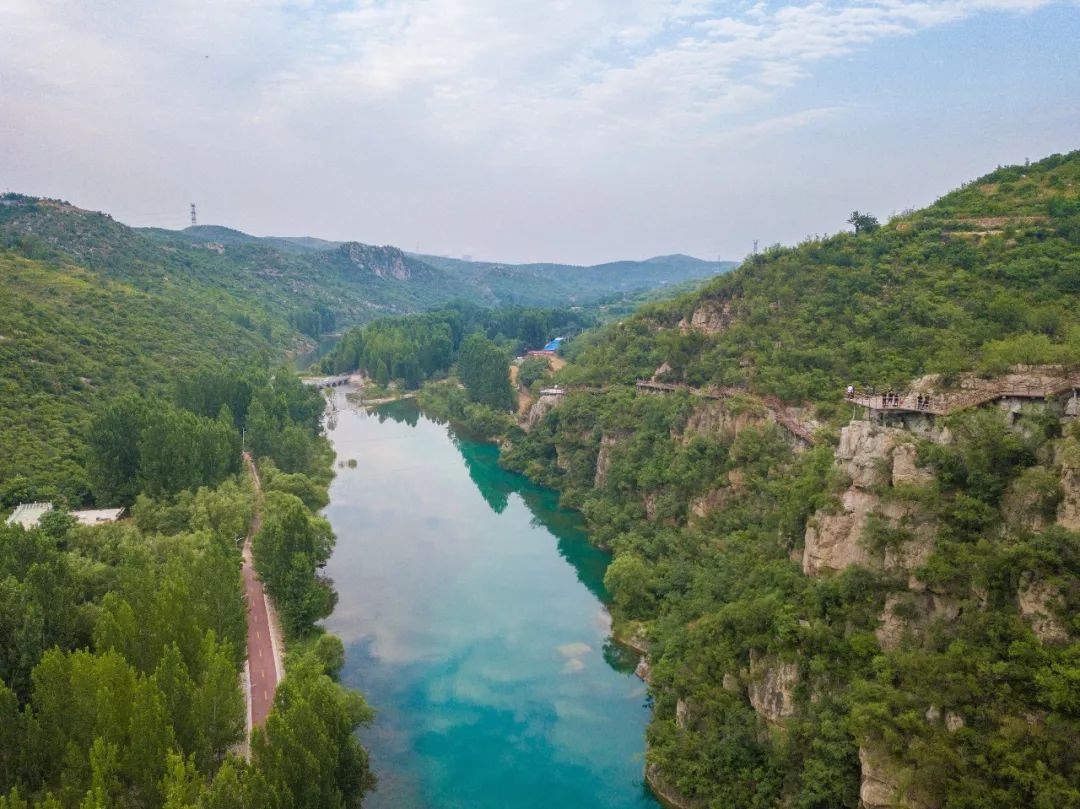 都有是黄色的,落叶的颜色是绿色的,树木的颜色是多彩的,淇河的颜色玻