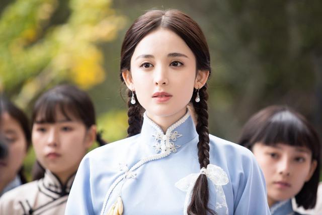 古力娜扎曝民国风造型蓝白套裙扎双麻花辫甜美可爱嫩回18岁