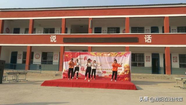 濮阳县梨园乡第三初级中学举办庆建国70周年诗歌朗诵比赛