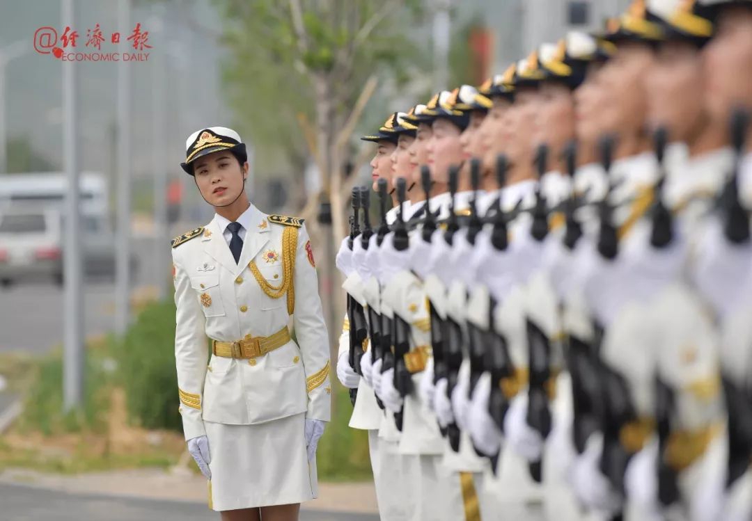 阅兵版女兵美致敬祖国