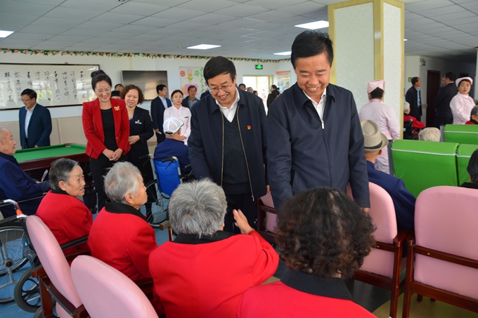 市领导看望慰问市老年养护院老人