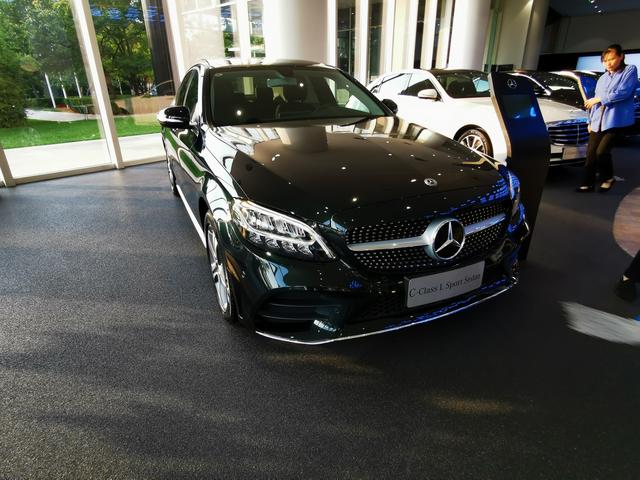 另类祖母绿到店体验奔驰c260l运动